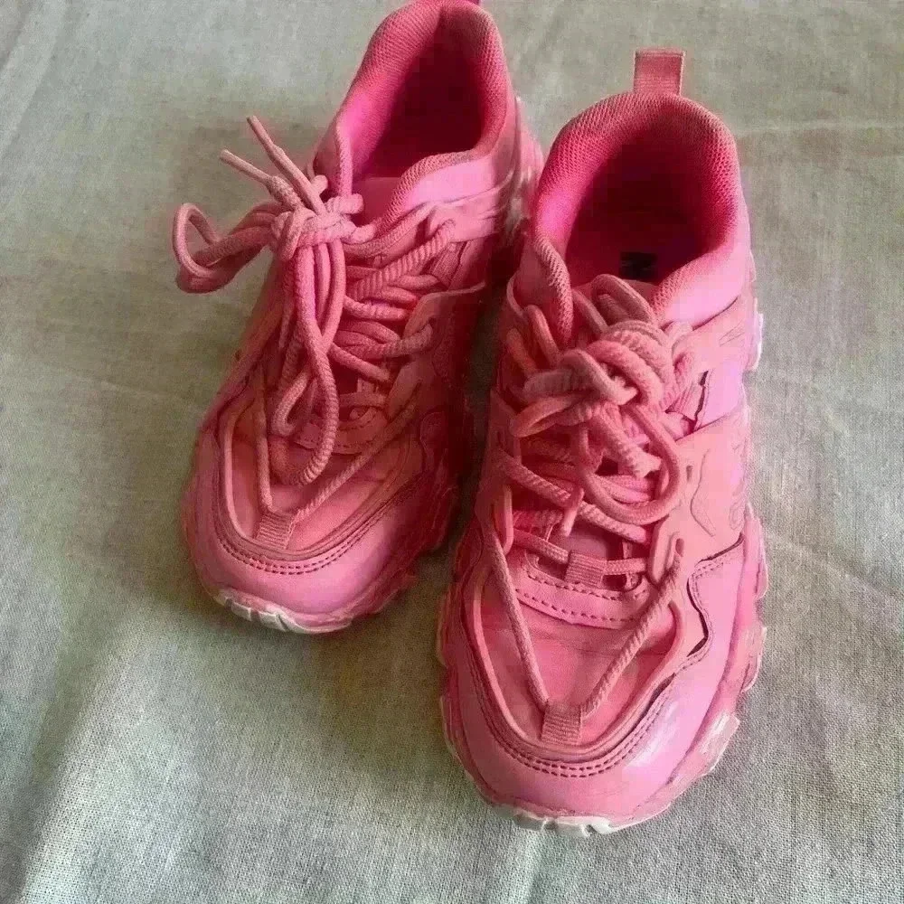 Nova Kids girl pink tennis size 4 very good condition. Pink lace up